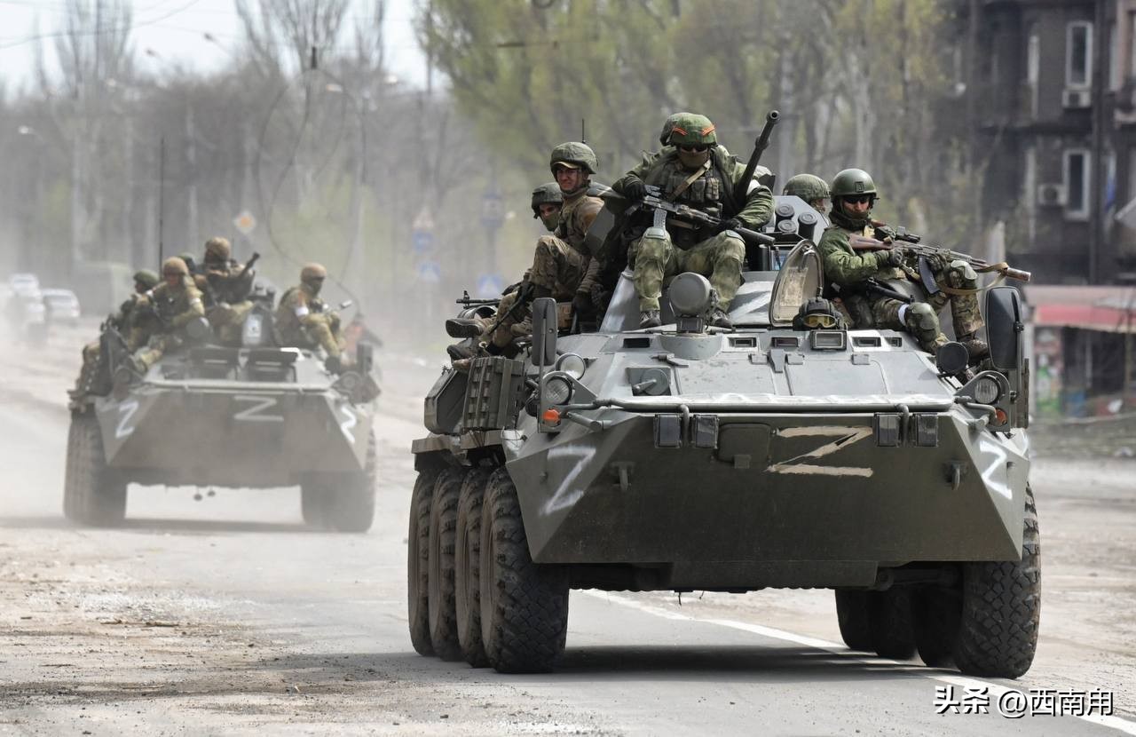 为了心中的执念，俄51岁的体育老师披甲上阵，只求战死的学生安息