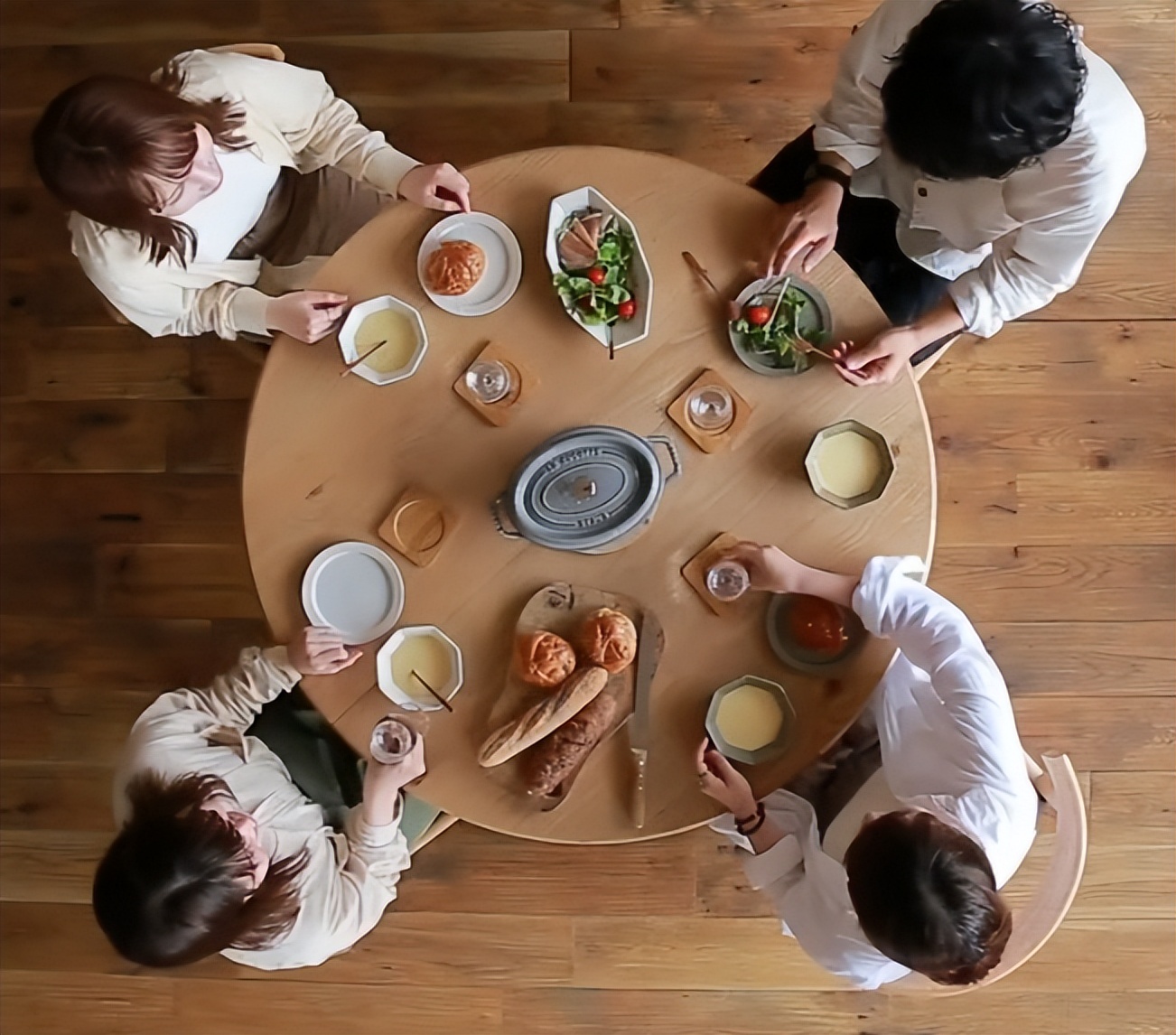 小户型用圆形餐桌还是方形桌,方形餐桌和长方形餐桌哪个更实用