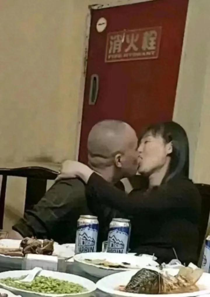 【视频流出】广东男子不知羞耻，现场与女同学拥吻自拍！