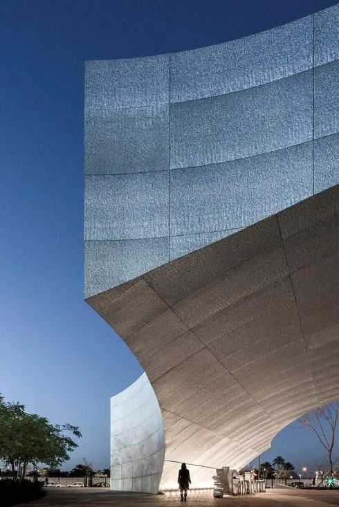 泡沫铝夜间效果图片,泡沫铝透光效果图