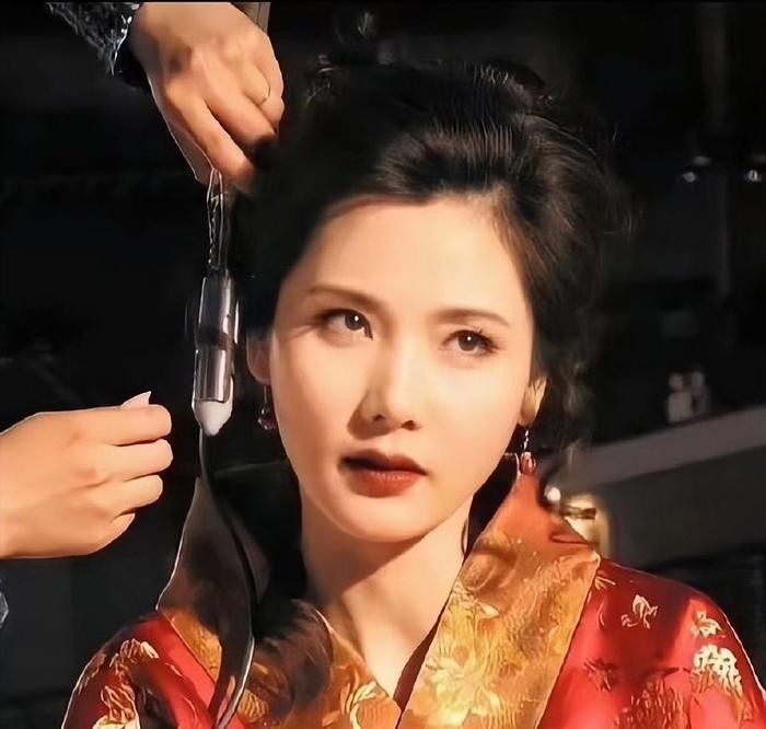 何赛飞嫁给老公的原因,何赛飞与妹妹同台十年演夫妻