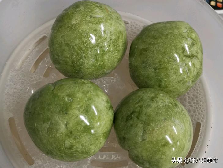 做熟的青团怎么操作呢,青团蒸出来发黑不绿怎么回事