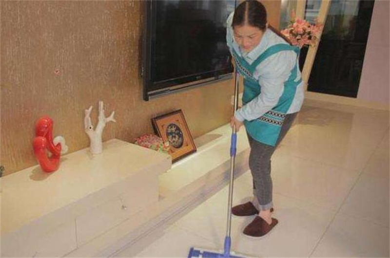 58岁保姆被骗到美国遭虐待,家政之痛