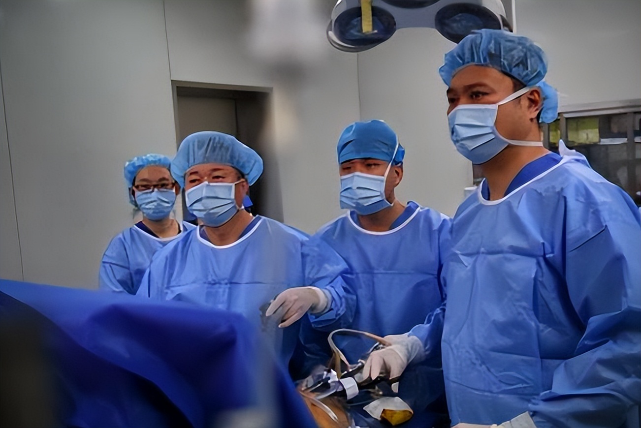 一台10万的手术医生拿多少,手术室主刀医生一般能拿多少钱