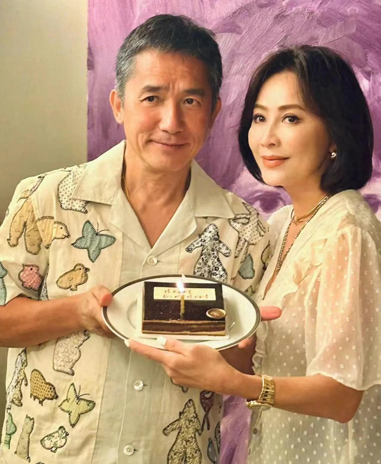 梁朝伟被富婆疯狂拥抱亲吻，两人的照片太近了，网友：实在太过分