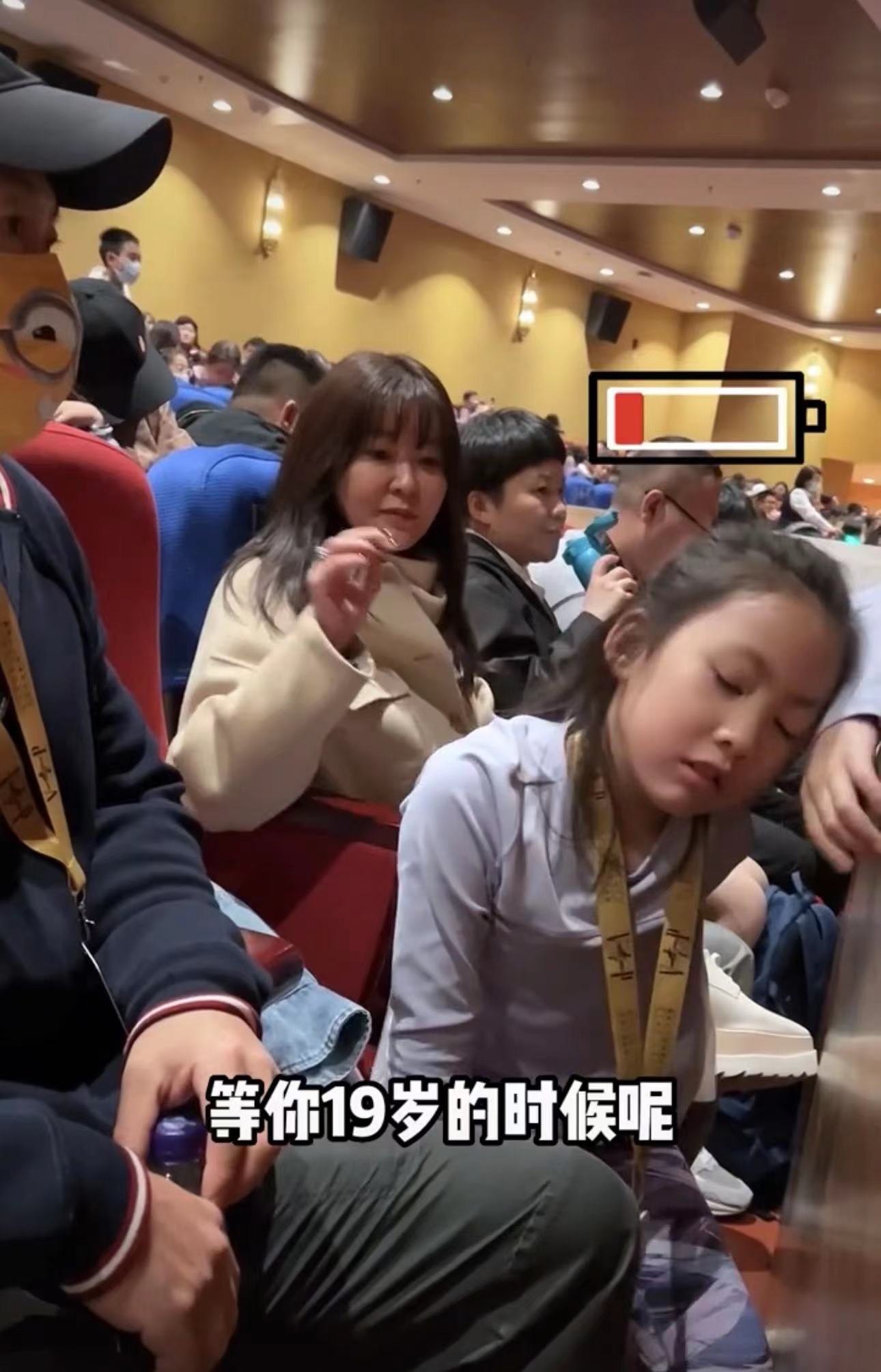 前央视主持全家出游为爱女庆生！50岁仍貌美动人，女儿大眼睛似妈