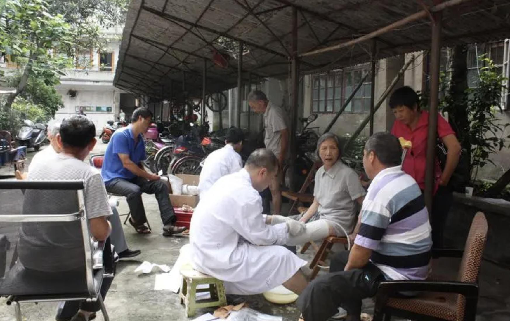 解决下肢残障人群行走难题，智能行走机器人开启崭新生活！