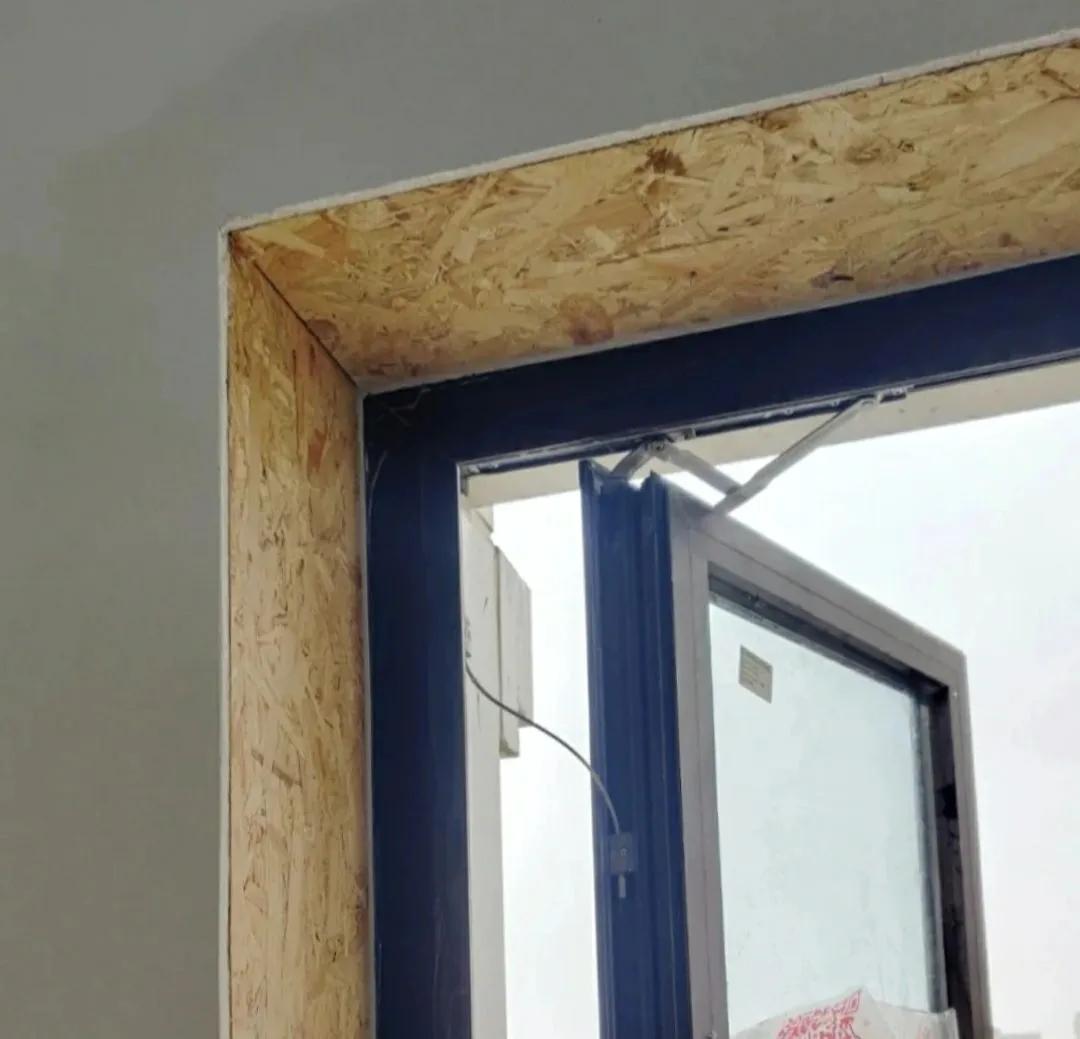 跑了10个工地现场，我终于明白了实木烤漆窗套和不锈钢窗套的区别
