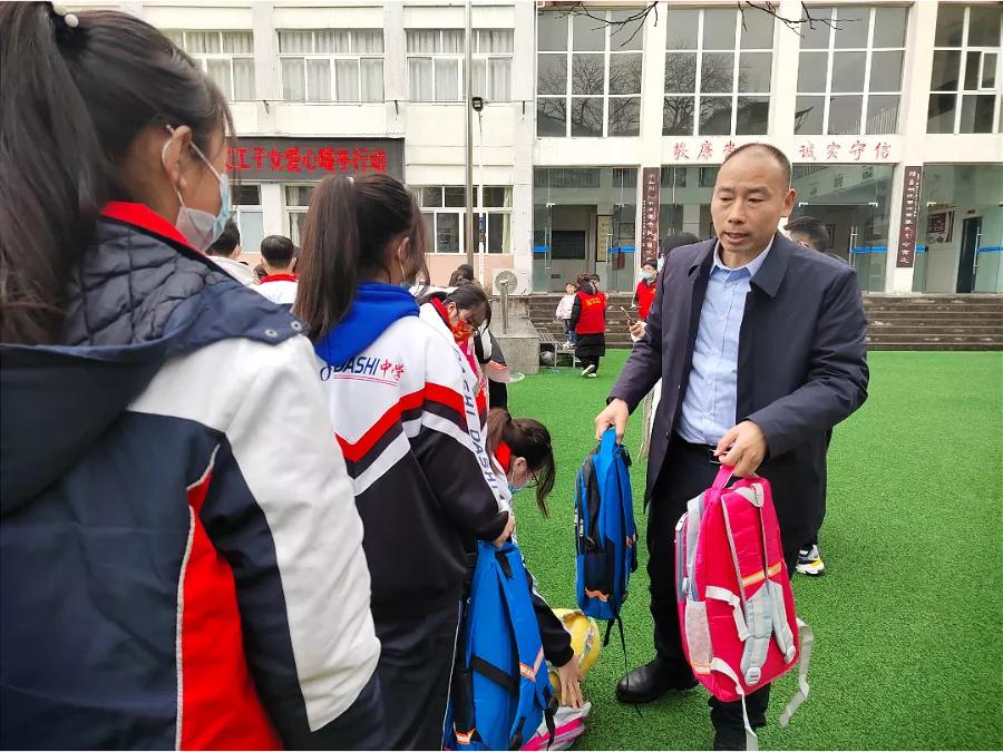 关爱留守儿童暖冬公益行,走进校园关爱留守儿童活动