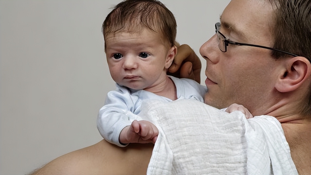 婴儿拍嗝拍不出来有点吐奶,给婴儿拍嗝拍不出来怎么办