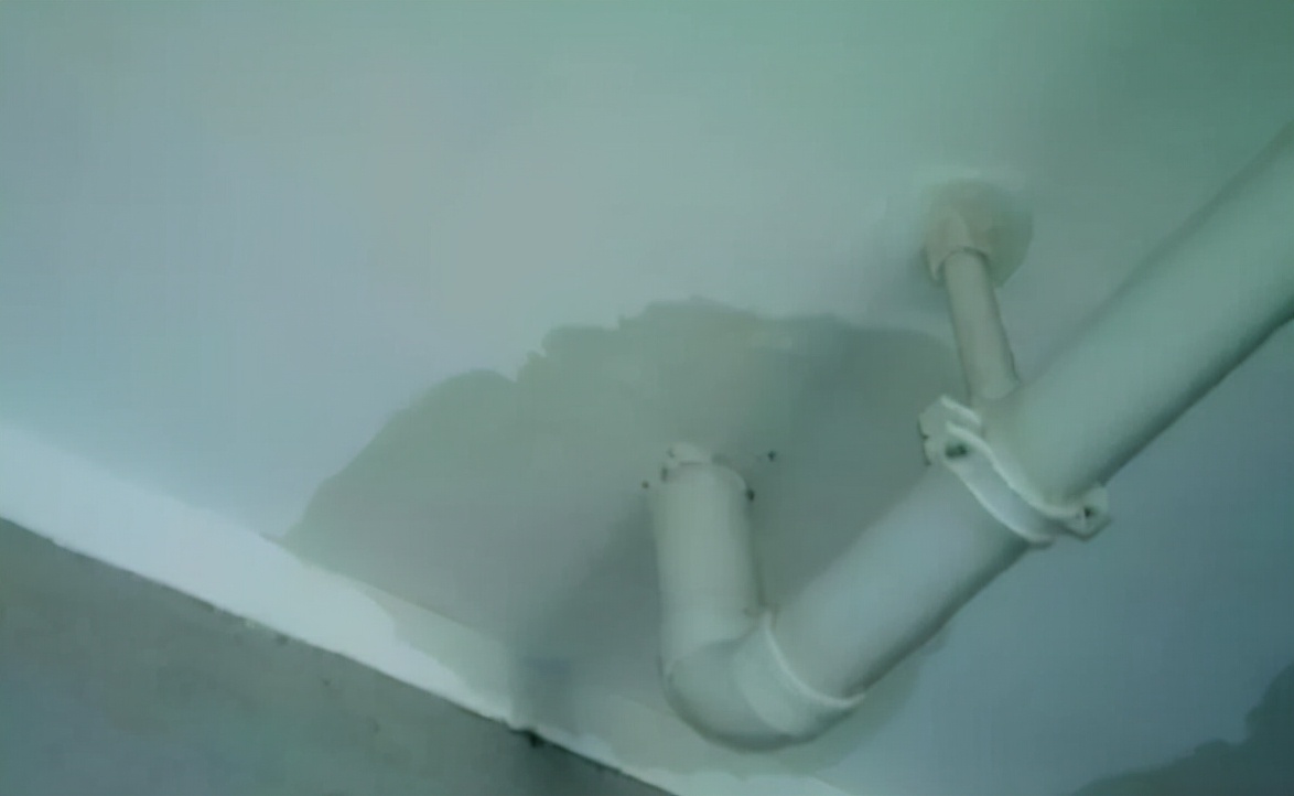 卫生间管道在楼下漏水谁维修,卫生间下水管道漏水怎么修补视频