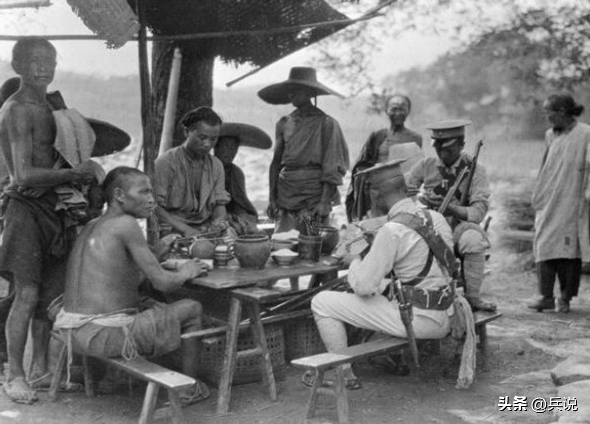 新四军女兵如厕，被大叔摁到被窝：从现在起，你是我老婆