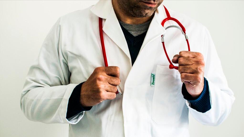 胃酸过多奥美拉唑吃多久见效,奥美拉唑治胃酸长期服有副作用吗