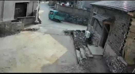 孩子玩捉迷藏失踪4天找到了吗,学生玩捉迷藏失踪在垃圾桶里找到