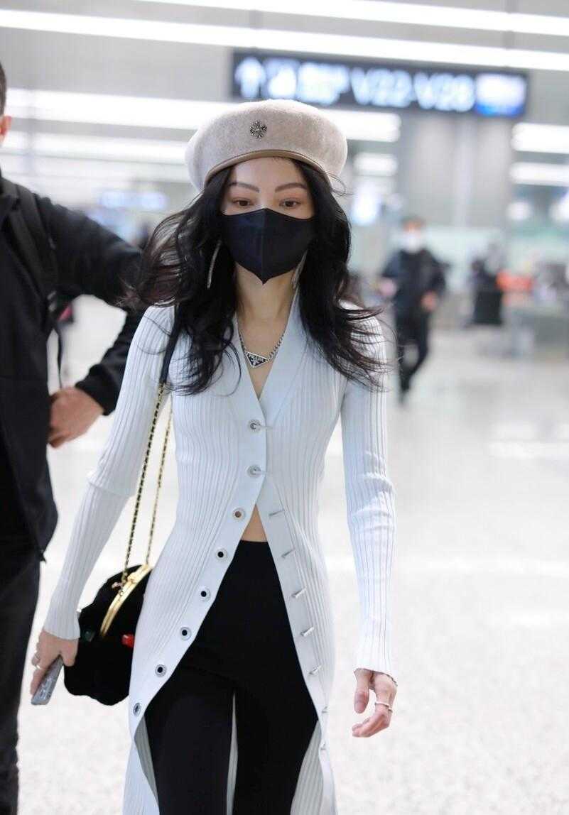 张韶涵瘦成皮包骨了,张韶涵穿绿色印花上衣小秀蛮腰