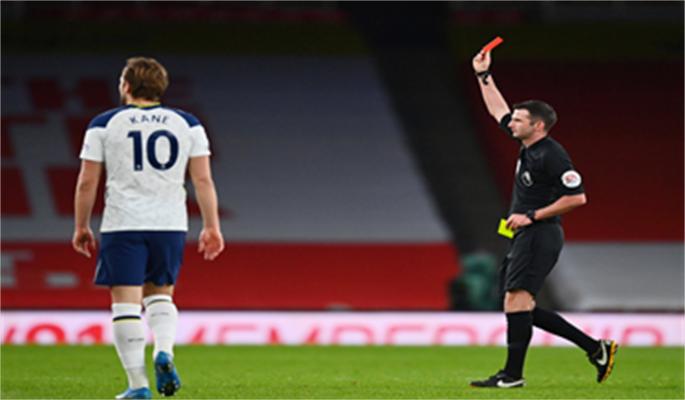 足球比赛中球触及裁判员如何判罚,足球比赛中踢到裁判