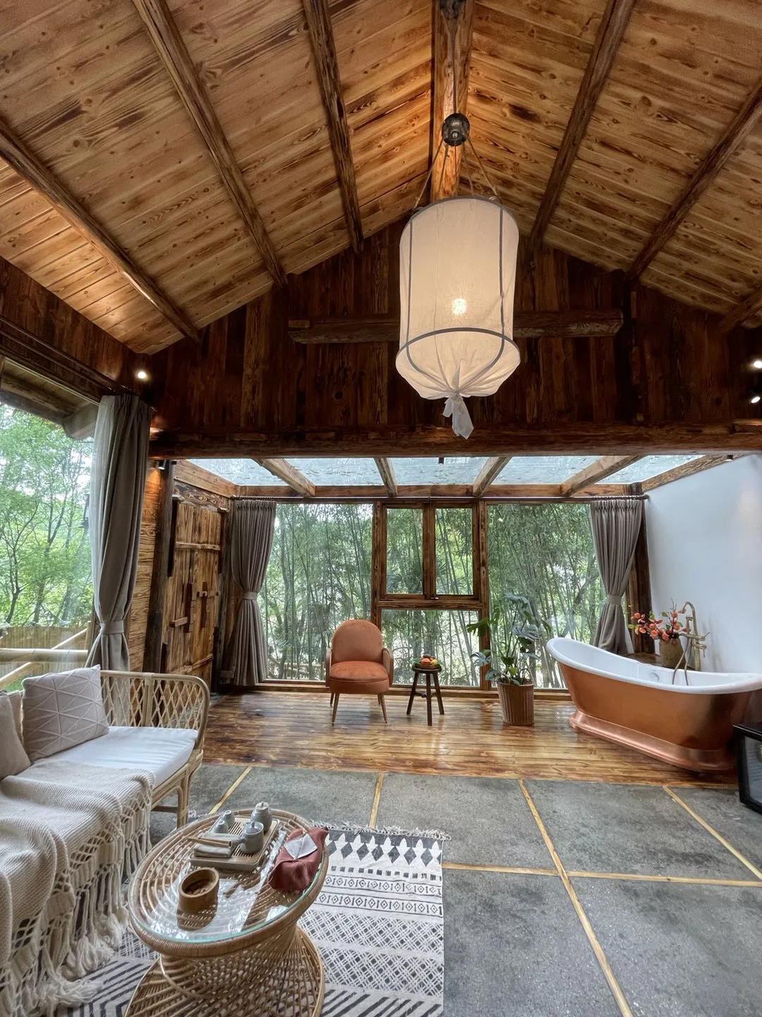 神仙眷侣辞掉高薪工作，爆改废弃山谷，悬崖高空造无边恒温泡池