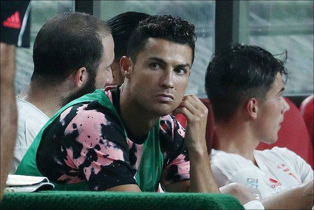 c罗韩国行为引发韩球迷强烈不满,c罗宠爱球迷视频