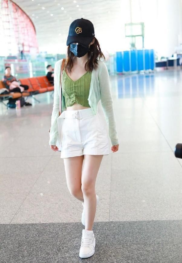 牛仔短裤会搭配才能穿出时尚风,欧美时尚博主牛仔短款穿搭