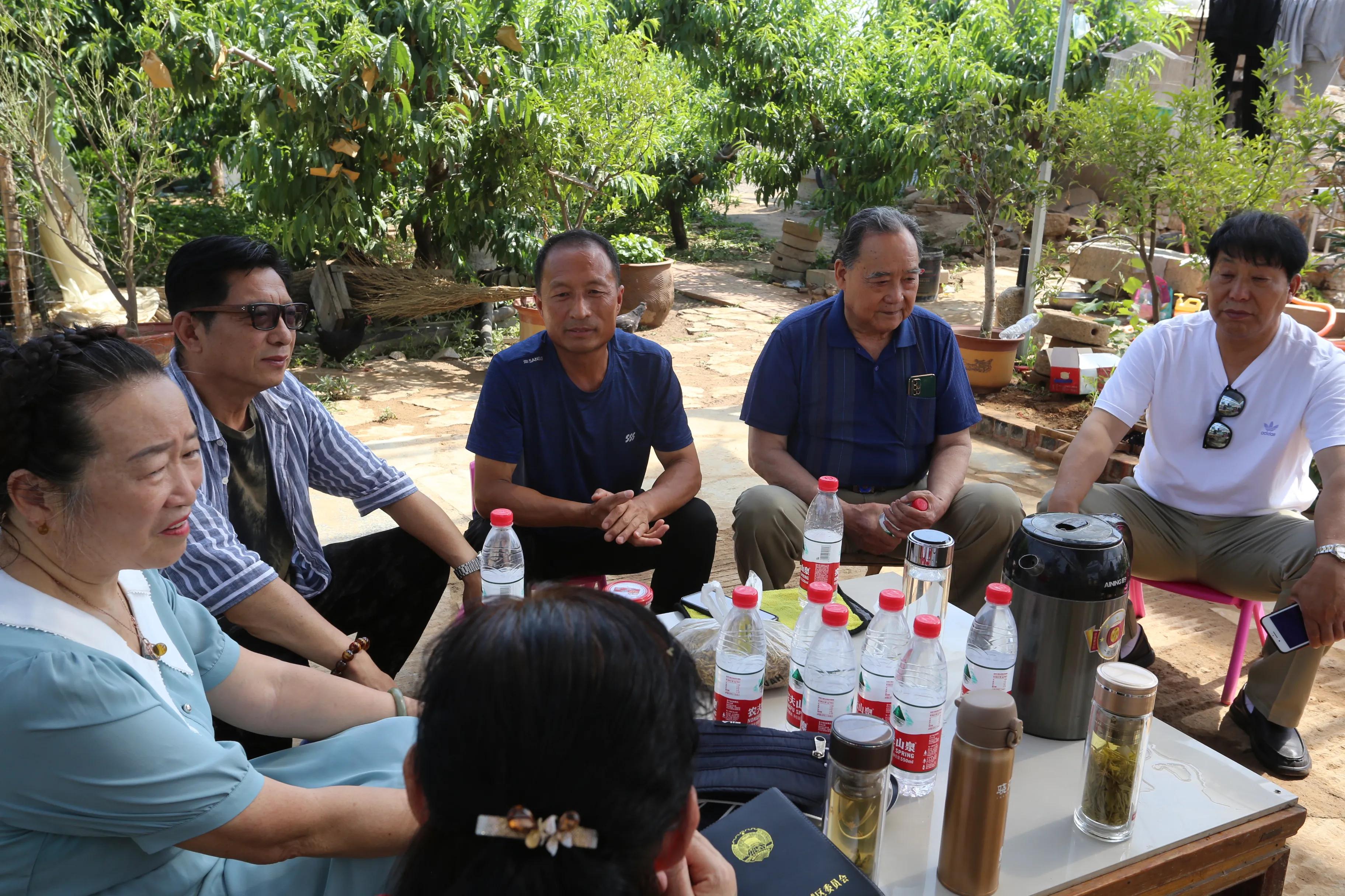 唠家常叙亲情谈未来老知青回访辘轳井记者杨军孙明春