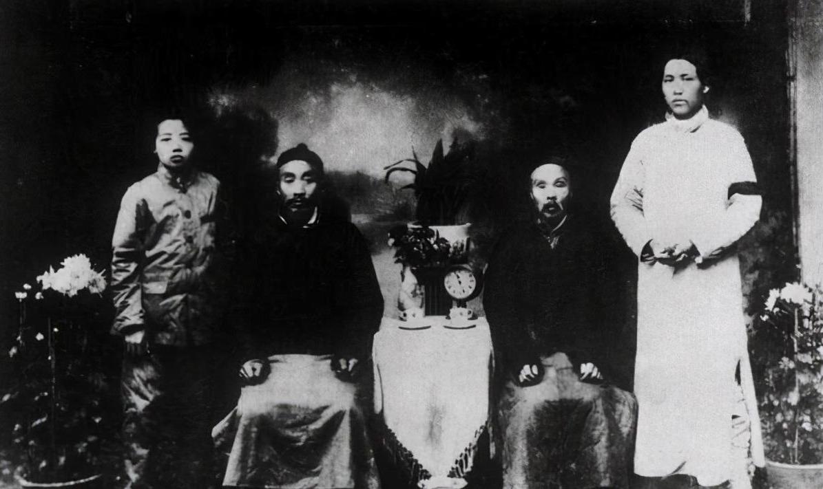 1959年，毛主席站在父母破旧的坟前：别修了，我走了，给我种土