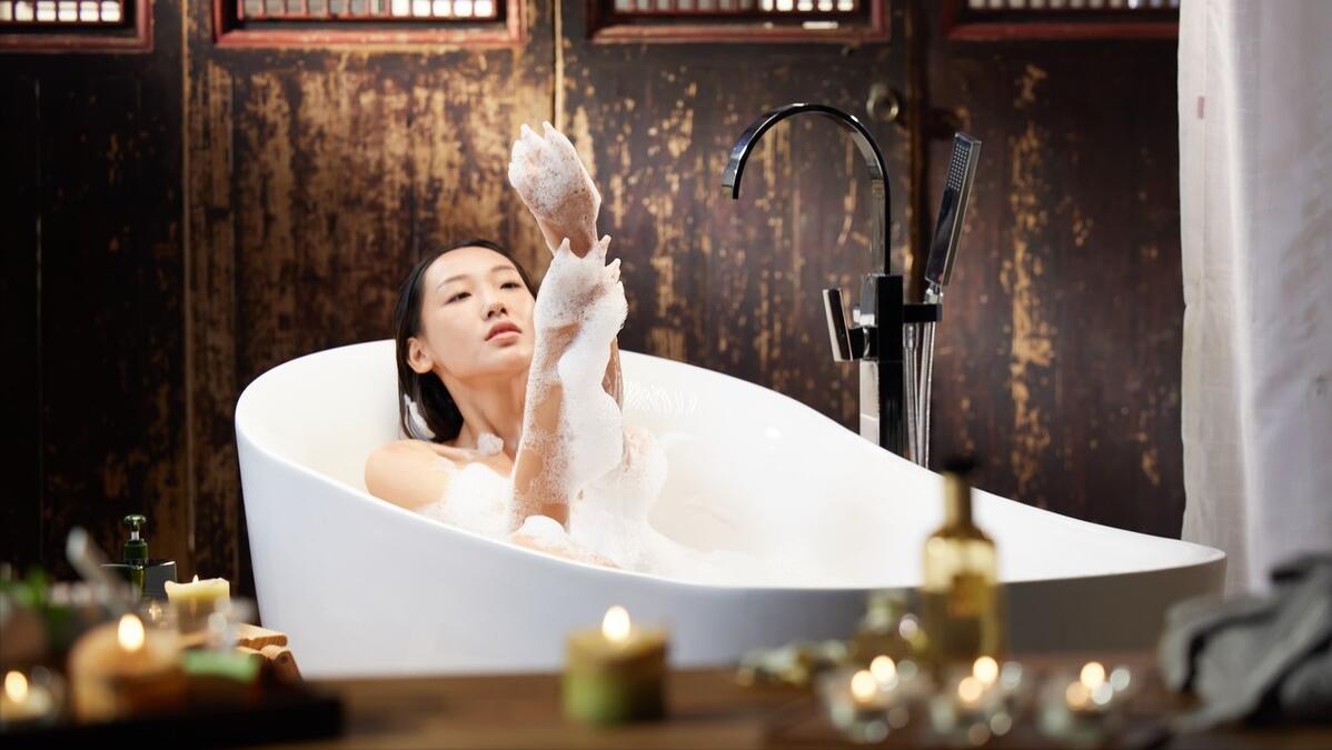 女性屁股中间为啥也会长毛？能不能直接剃掉？医生劝你手下留情