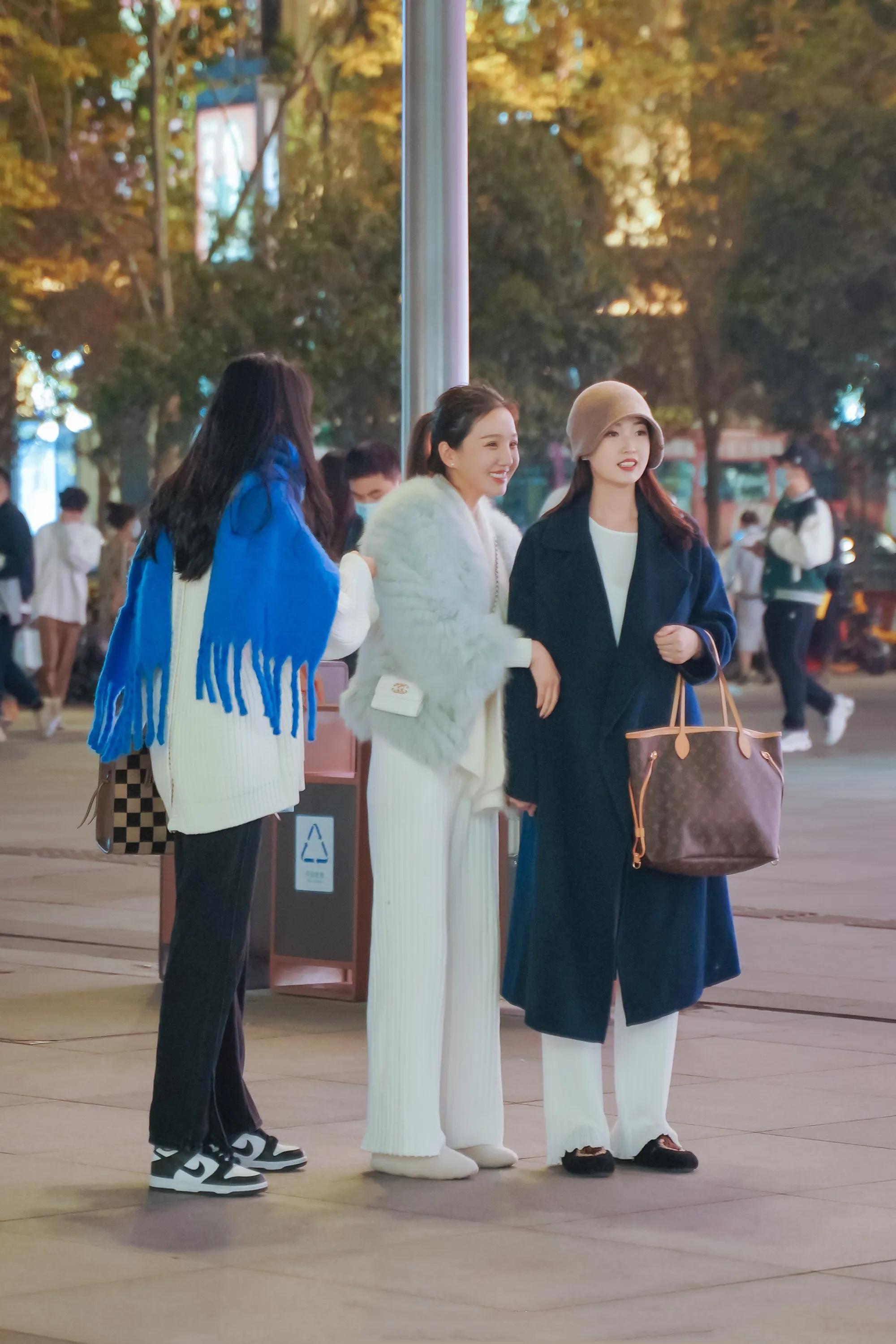 街拍闺蜜同款包,夏天背的大牌包包街拍