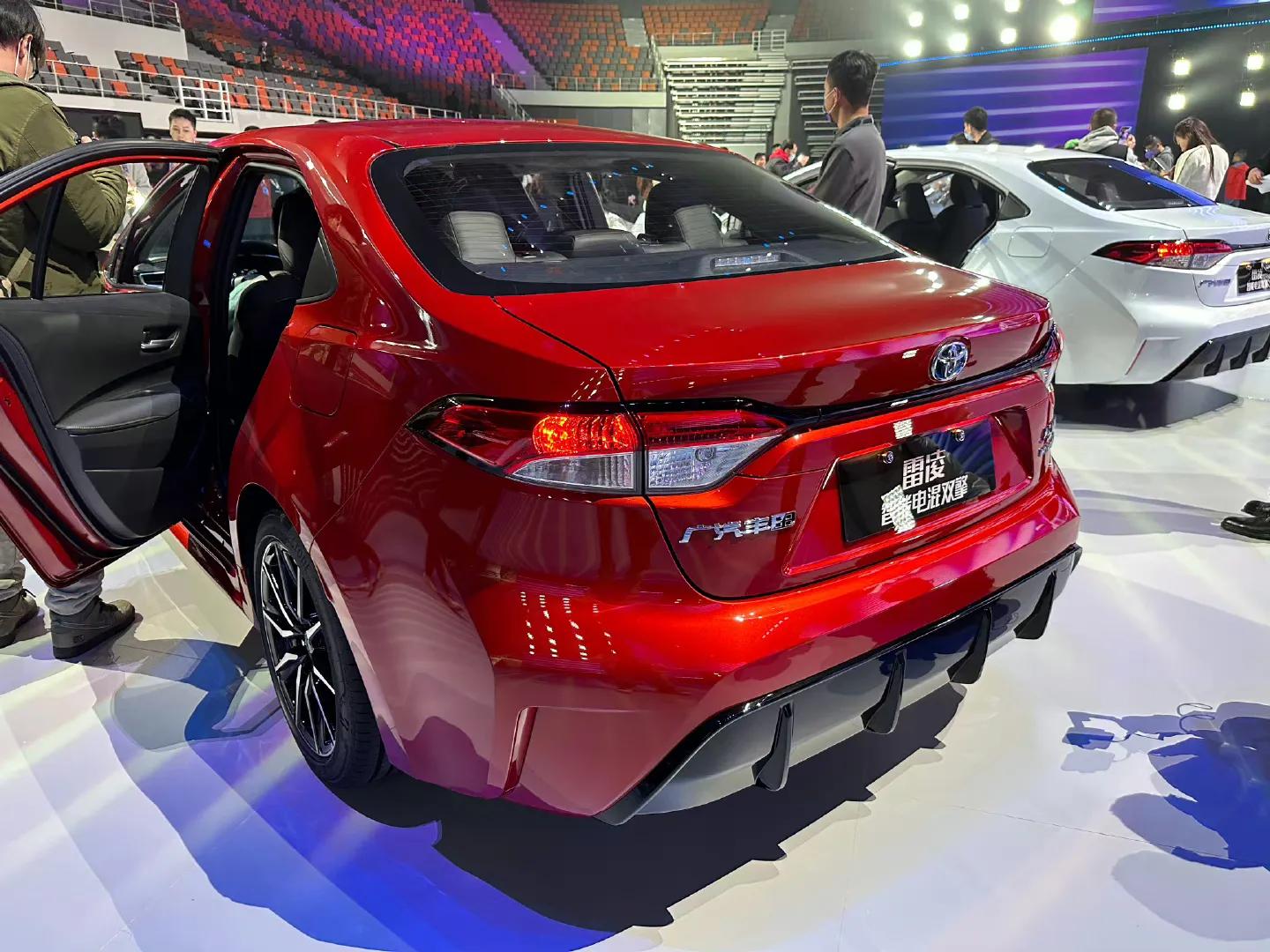 雷凌能当婚车,结婚红轿车推荐