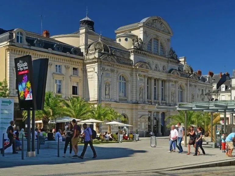 21岁Anais在法国：沉迷奢侈品欠巨额网贷，异国浪子回头拿全额奖