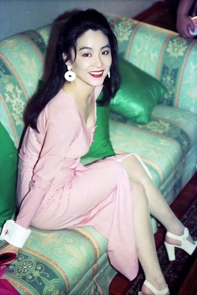 60岁林青霞素颜近照曝光,68岁的林青霞近照曝光她又变了