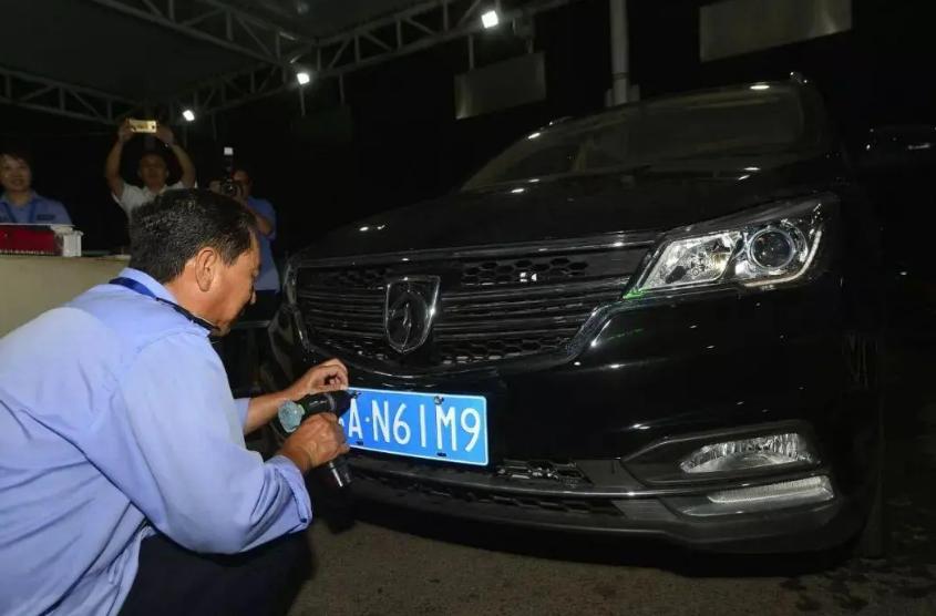 一男子摇出8888车牌号,幸运男子摇到靓号车牌