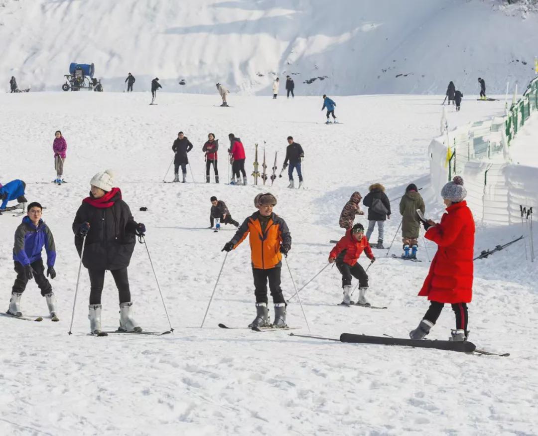 冬奥点燃冰雪热滑雪场迎客流高峰,冬奥点燃冰雪激情