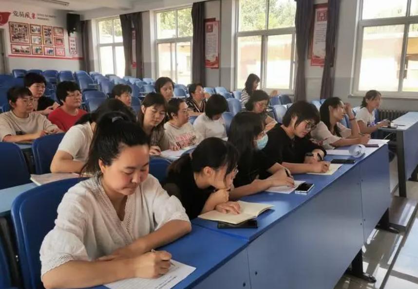 学校老师课间操意外走红,学校办公室老师视频