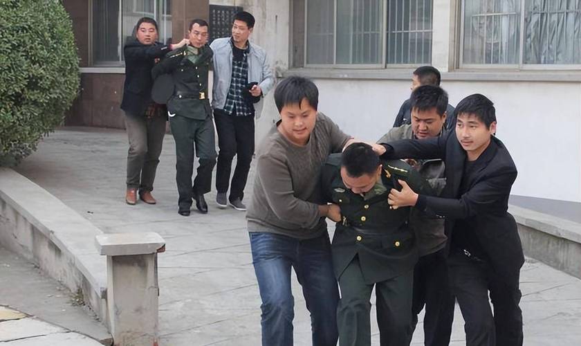 13年,北京军官自封少将,娶俩老婆敛财380万,因一照片暴露身份