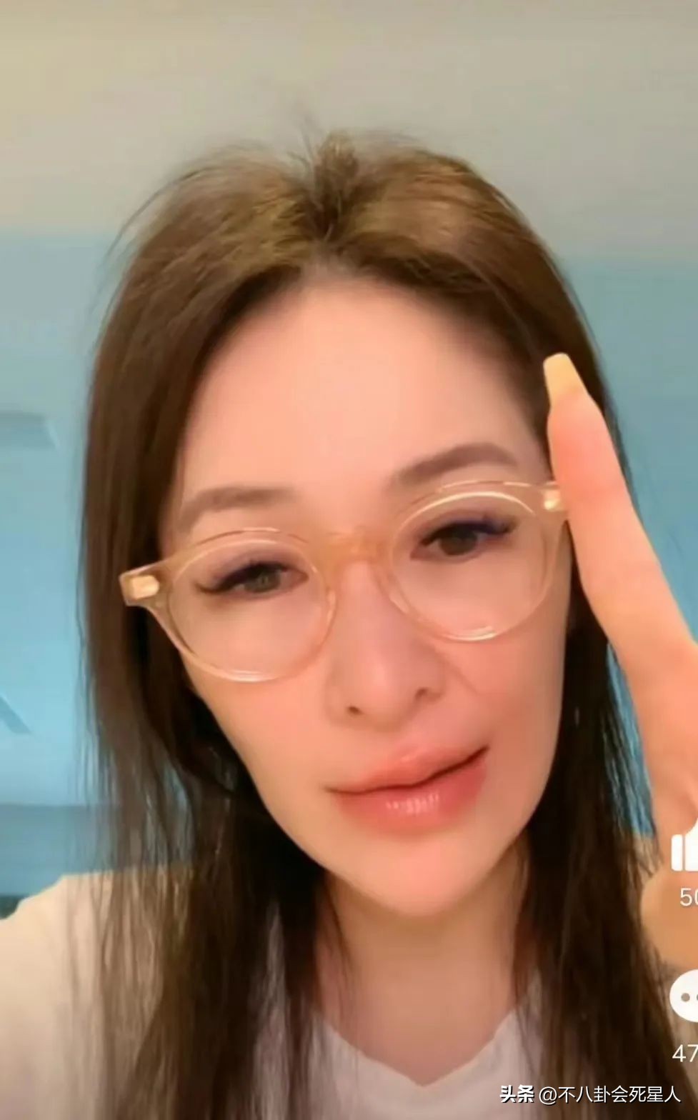 萧亚轩现在是什么脸型,40岁萧亚轩素颜出镜被嘲老气