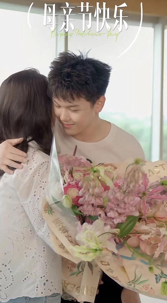 王*母艳**亲节获儿子送花，17岁球球穿4400元T恤，富养长大却很懂事