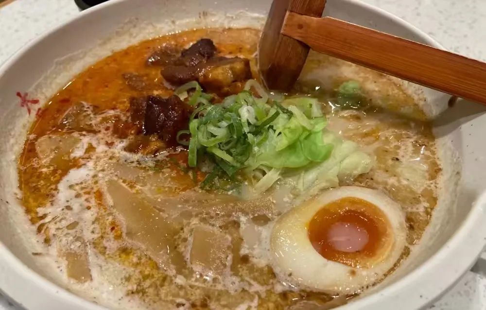 一碗拉面三十多,一碗牛肉面2个鸡蛋