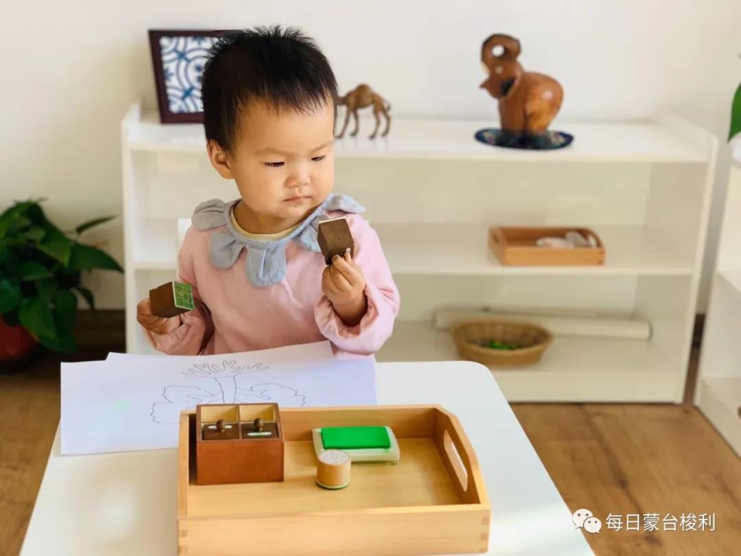 小孩通过哭闹要挟父母实例,当孩子用哭要挟时如何应对