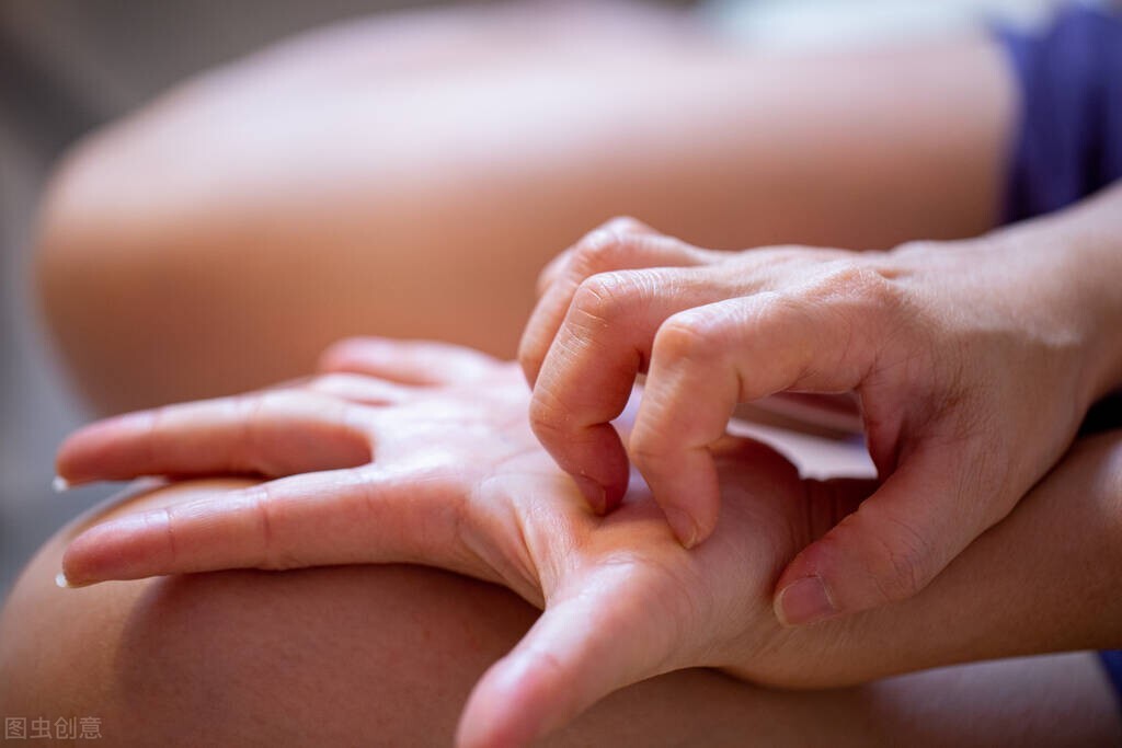 红霉素软膏涂眼部底下有什么效果,眼部周围很干可以用红霉素软膏