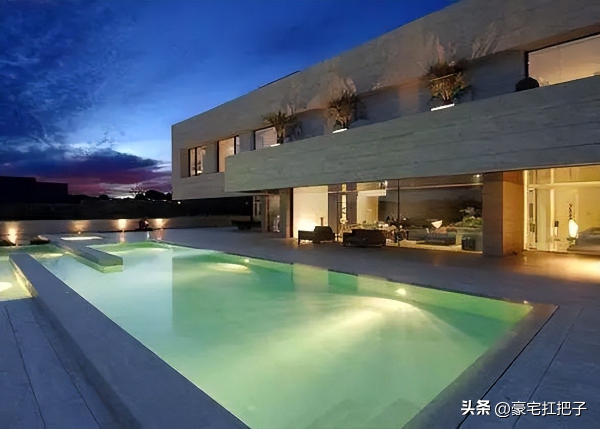 C罗9套豪宅曝光，女友花半小时才走到客厅，车库有超20辆顶级跑车