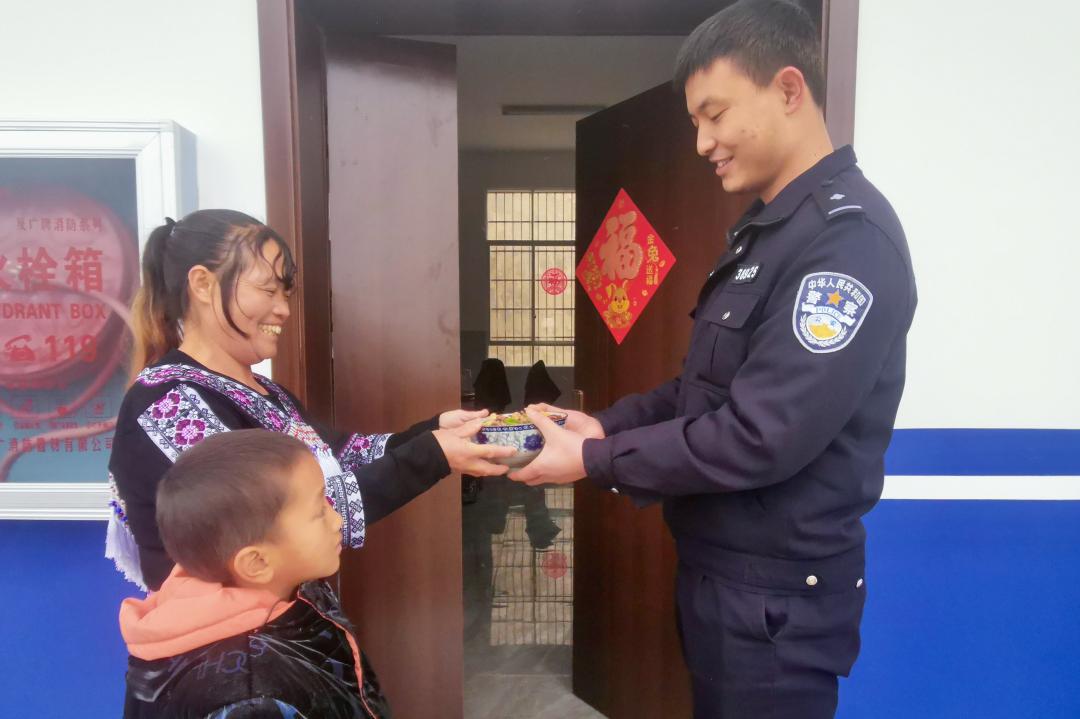 新春走基层风雪边关收到暖心年货,置办年货迎春节大街小巷年味渐浓