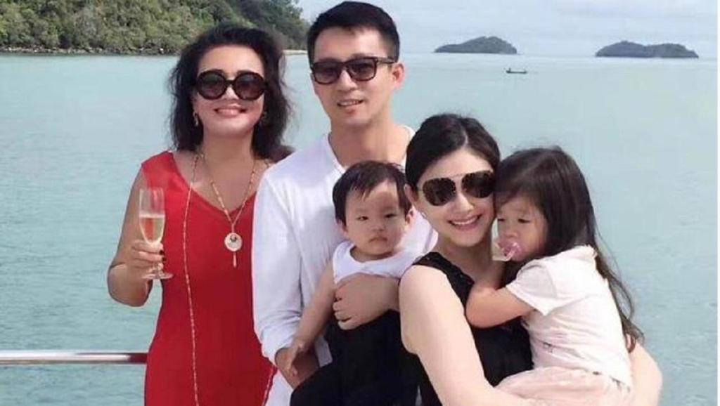 张兰直播间画图，爆料大S天价电费的原因，带货5万单小黄鱼被秒空