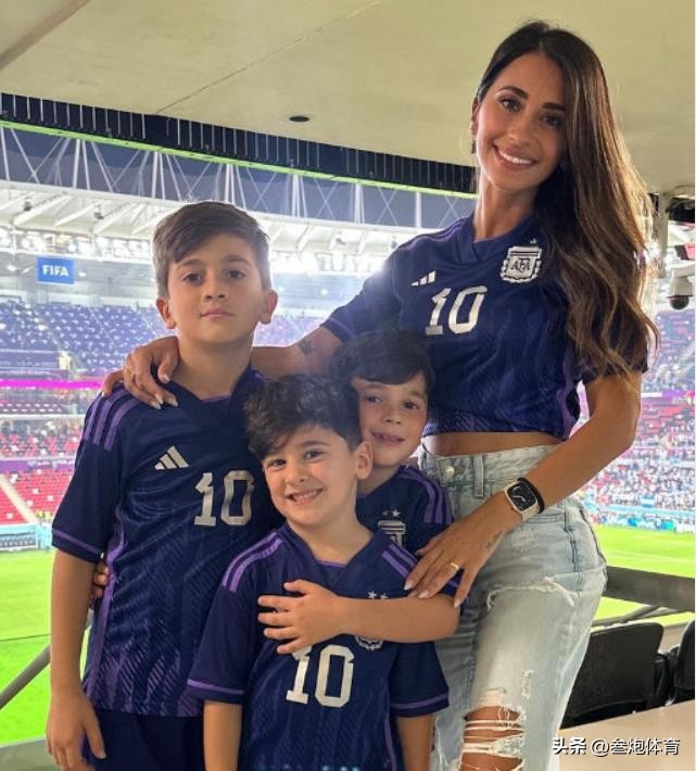 梅西送给二儿子马特奥的庆祝动作,梅西二儿子马特奥拿花