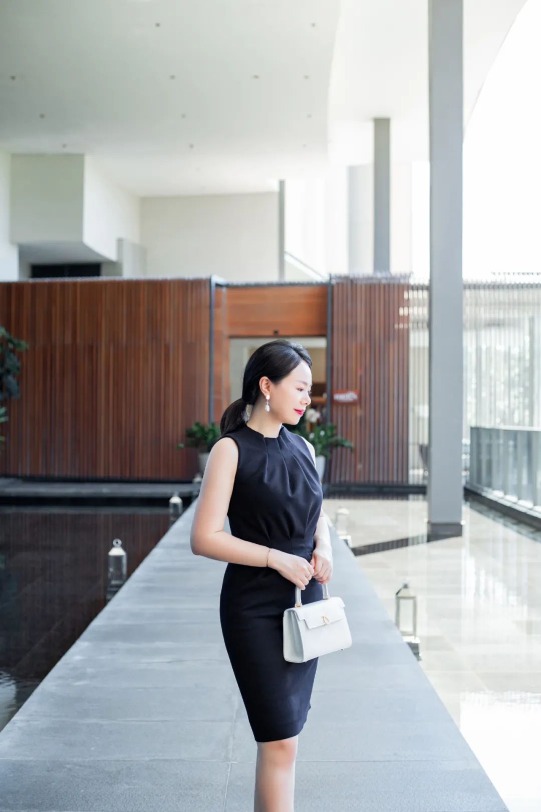 孟晚舟紫色连衣裙,孟晚舟蓝色连衣裙