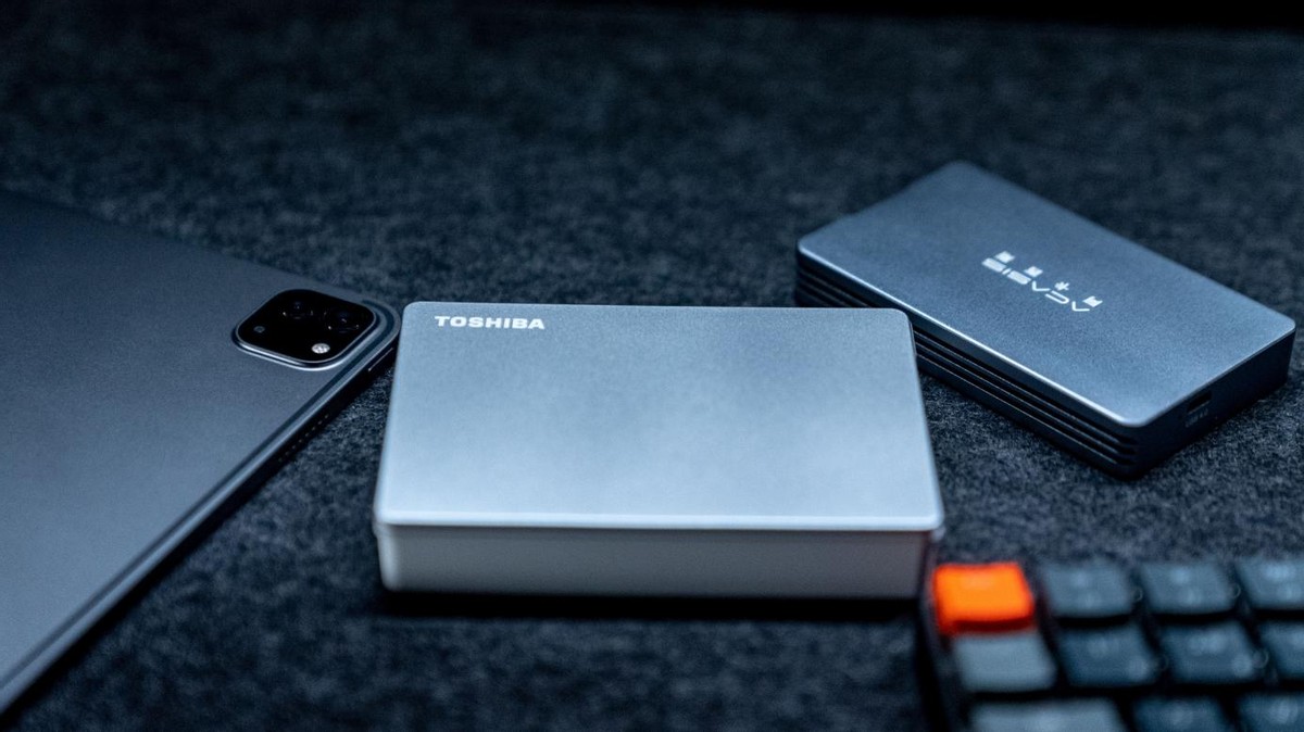 5年后再次入手移动硬盘，我选了东芝CanvioFlex，够小够快更兼容