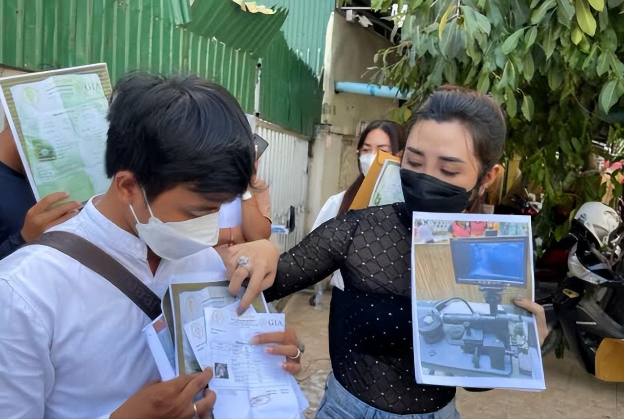 柬埔寨金边一家钻石店涉嫌销售假钻石，近100名顾客抗议讨公道