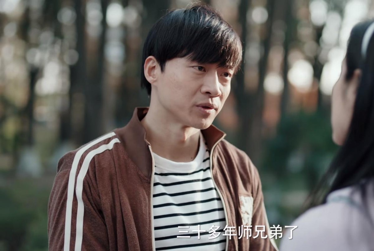 用假发遮住额头就是少男？37岁唐曾演大学生，满脸褶子太辣目