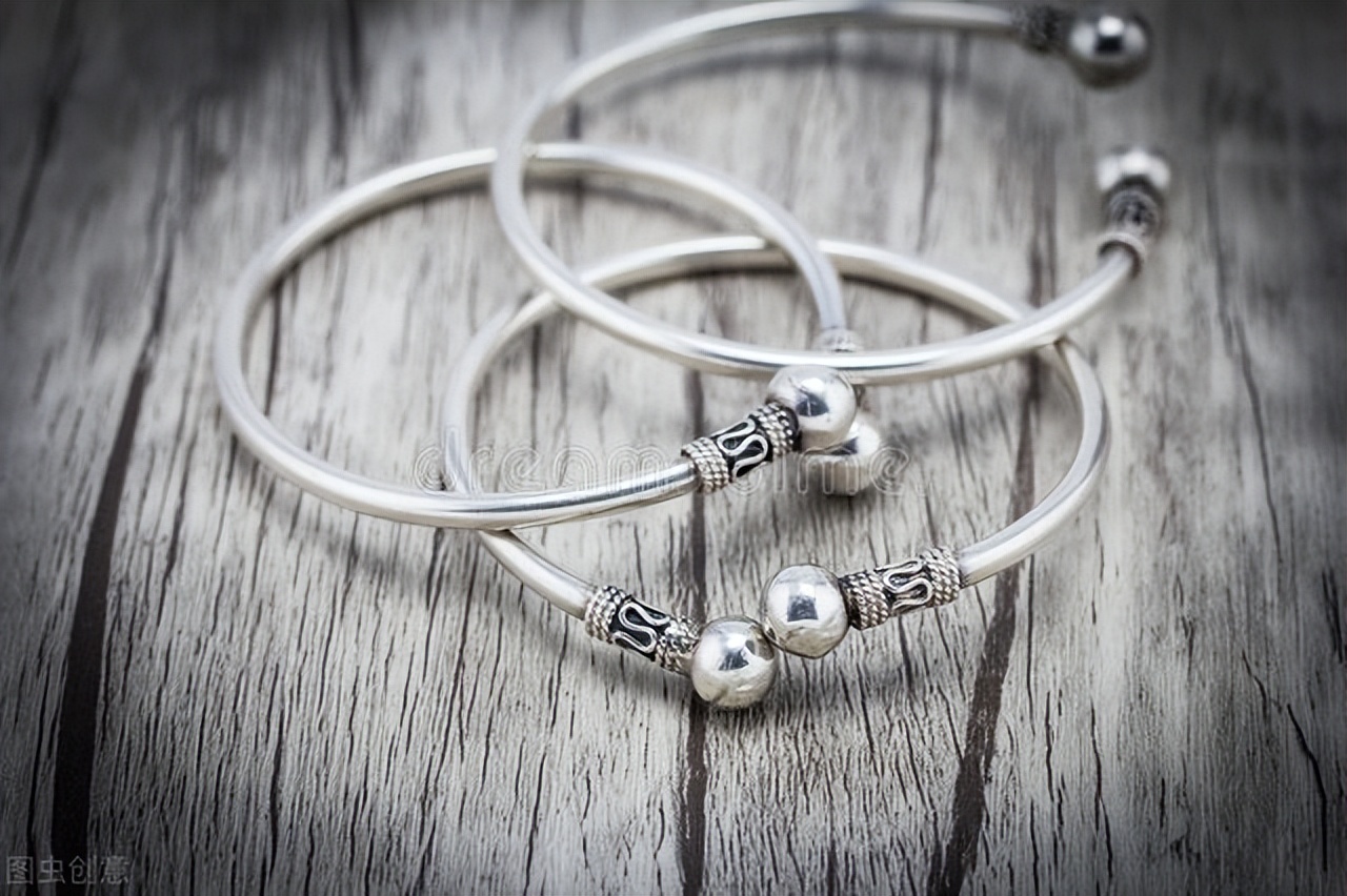 银手镯为什么遇到毒素会变黑,银手镯变黑的原因是排毒素吗