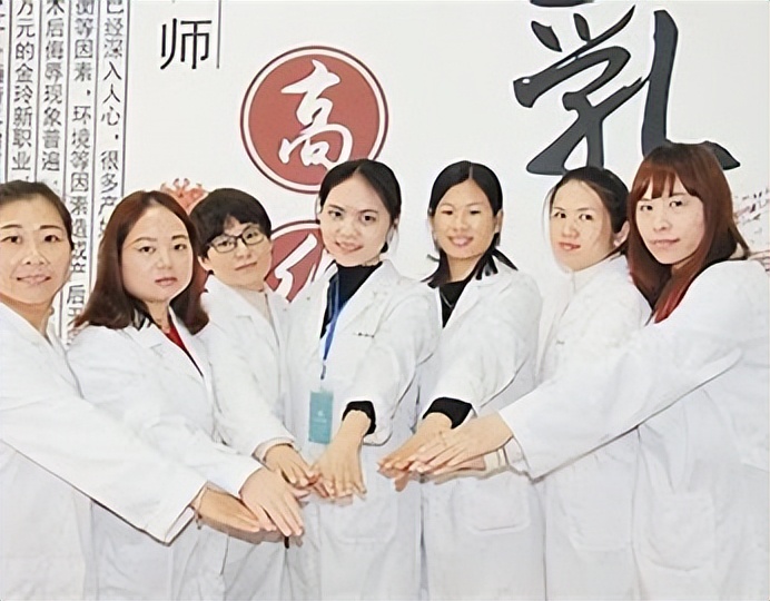 90后转行做月嫂,90后小伙转行做催乳师