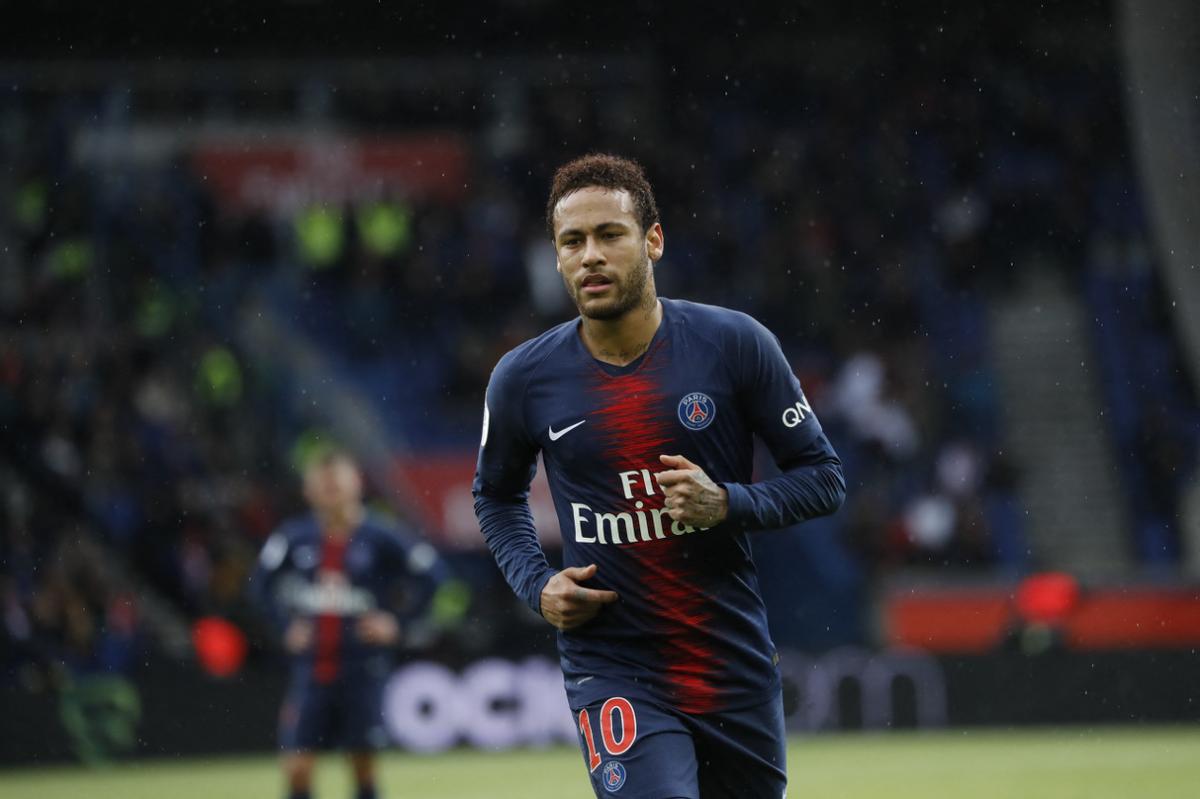 内马尔遭犯规桑巴足球,最后的桑巴舞者内马尔过人